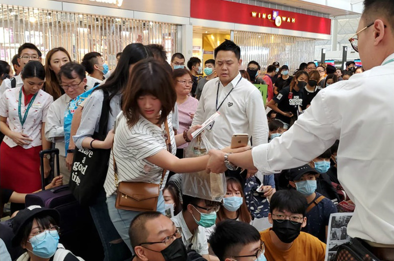 香港国际机场关闭离境闸口 旅客直斥示威者