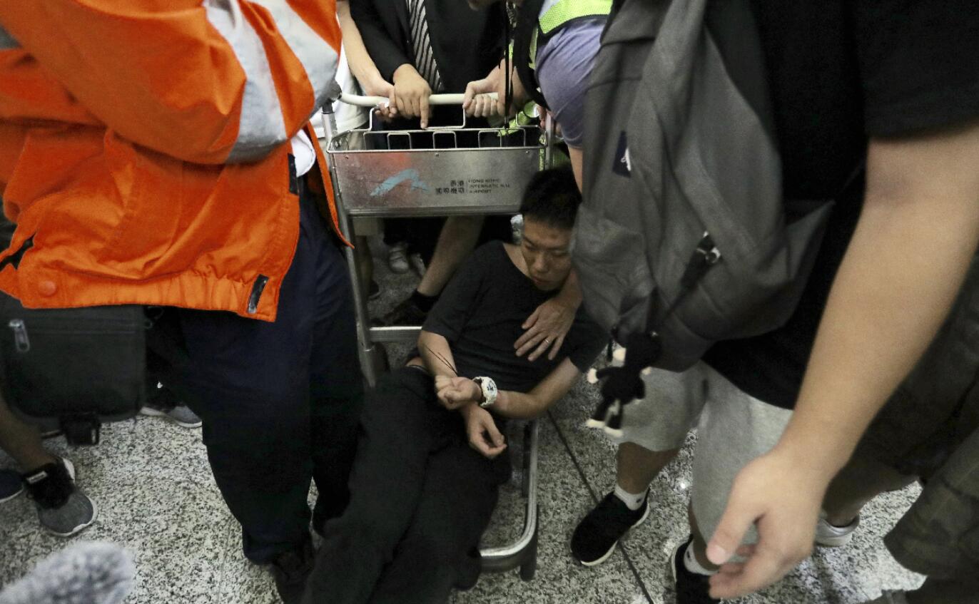 泯灭人性!香港暴徒围殴内地男子数小时并阻挠送医 