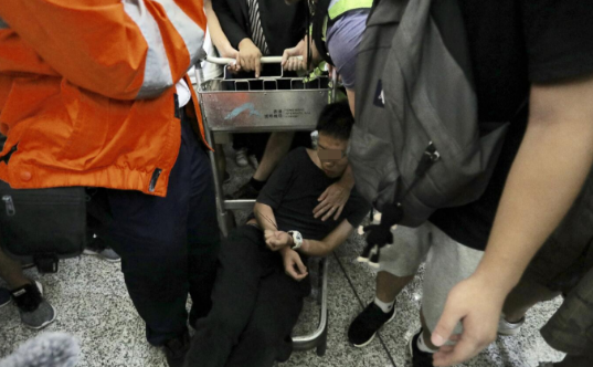 内地记者遭示威者禁锢殴打 议员：香港最黑暗一天