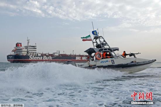 资料图：当地时间7月21日，伊朗公布扣押的悬挂英国国旗油轮的画面，并称“油轮及所载全部船员都很安全，船员身体状况良好”。