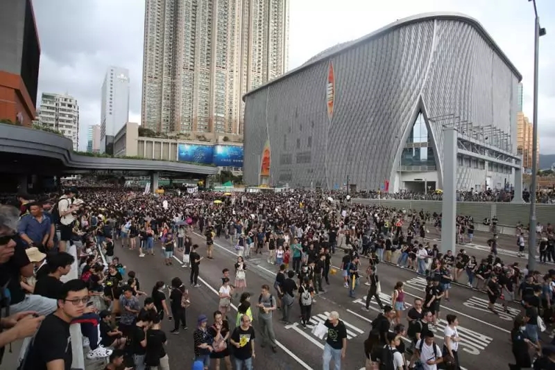 港台腔：香港经济受不了“自杀式袭击”