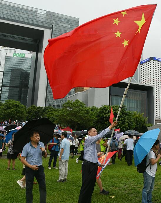 香港各界冒雨出席“反暴力救香港”大集会 付国豪录视频支持