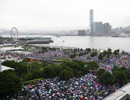 金融从业者带2岁女儿参加集会：爱国爱港教育迫在眉睫