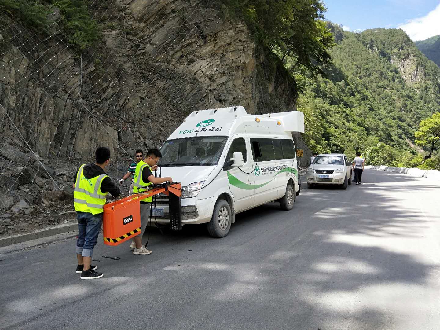 多功能路况快速检测车助推怒江美丽公路建设.jpg