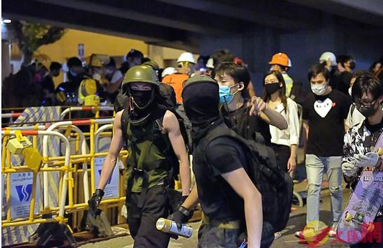 香港暴徒骚扰市民：手机推送威胁内容、强迫站队