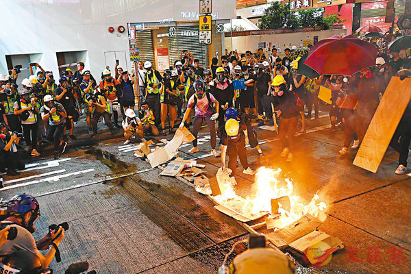 香港记协18元一张证 沦为暴徒肆意妄为