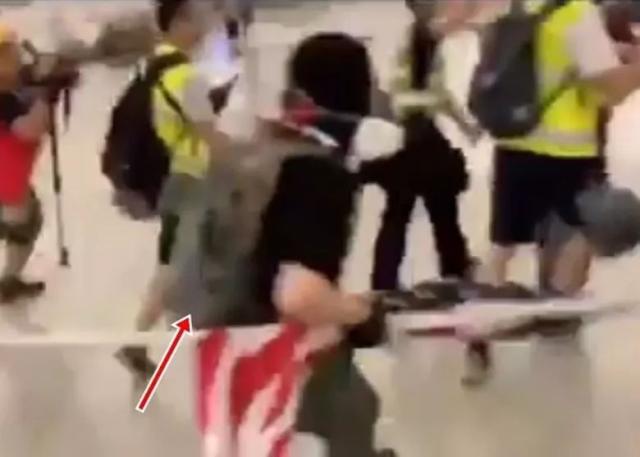 殴打付国豪的嫌疑人还曾袭警 走进法庭时