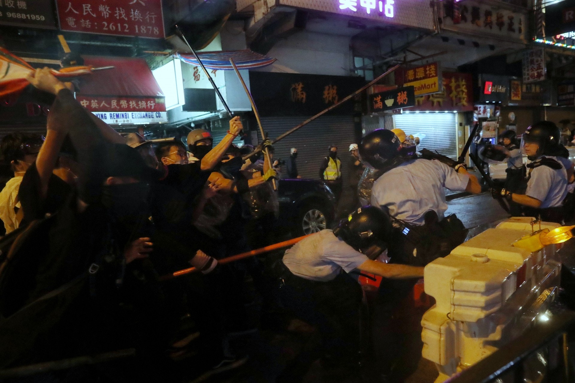 荃湾乱夜：示威者丧失理智 港警生命受威胁鸣枪示警