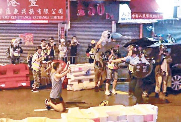 荃湾乱夜：示威者丧失理智 港警生命受威胁鸣枪示警