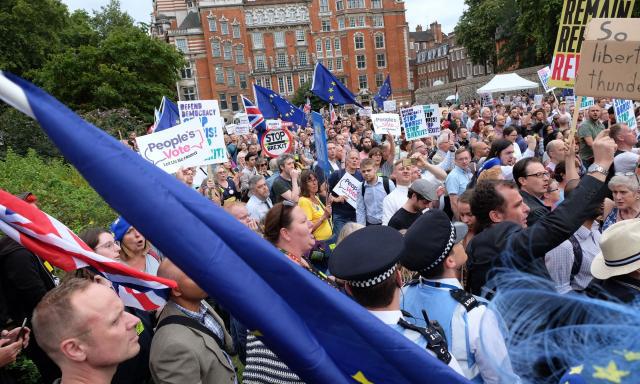 海外网评：百万人反对，英国女王为何依然批准议会“关门”？