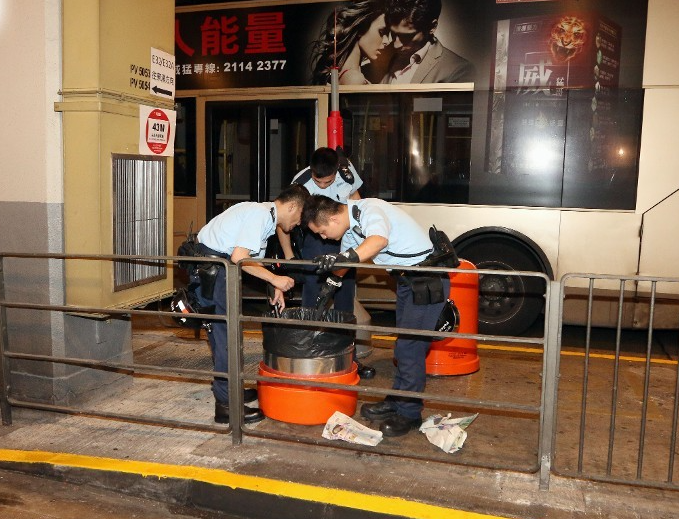 港警午夜下班途中遭3名黑衣暴徒伏击 身中4刀、被砍4根手指