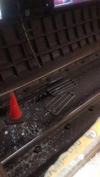 暴徒向政总扔汽油弹 港警水炮车射蓝色水柱驱散