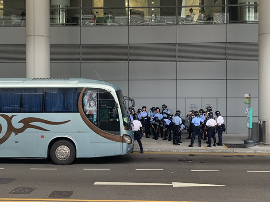 香港机场黑衣人聚集:通往机场地铁线暂停 防暴警察增援