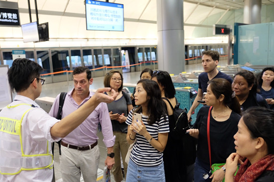 香港示威者冲击机场保安防线 警方连发警告:将作出驱散行动