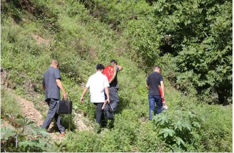 扛着国徽去审案