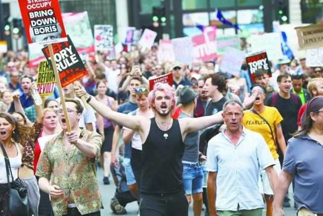 海外网评：英国多地爆发游行示威，“脱欧”陷入“死循环”