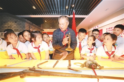 爱国成开学教育关键词：五星红旗，我为你自豪