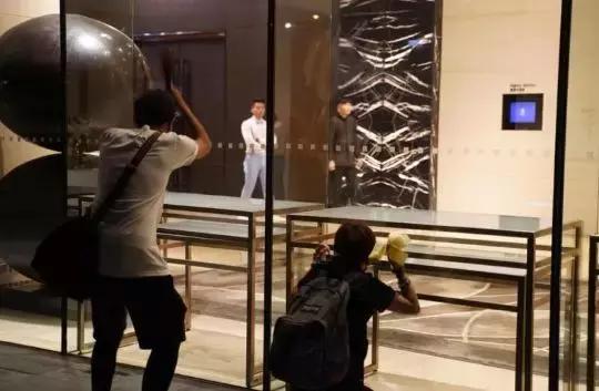 港警家属发声：促立