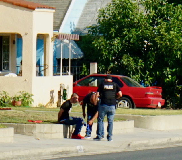 美国警匪飞车大追捕，华人房屋被撞出大窟窿(图)