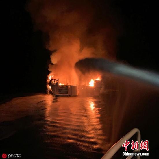 当地时间9月2日，美国加州圣克鲁斯岛北部海域一艘潜水支援船当地时间2日凌晨起火，船身很快被大火吞噬，沉入水中。事发时，正值乘客深夜熟睡时间。最新消息称，目前已经寻获8具遗体，20多名乘客下落不明。另有5人跳船获救。救援人员称做好了最坏的准备。 图片来源：ICphoto