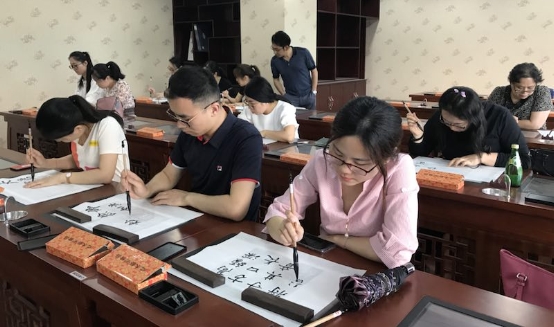 借助信息技术解决书法教育的难题