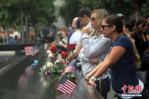 民众聚集在“9·11”事件纪念碑。(资料图) 民众聚集在“9·11”事件纪念碑。(资料图)