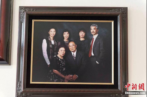 邓月薇全家福。(资料图) 邓月薇全家福。(资料图)