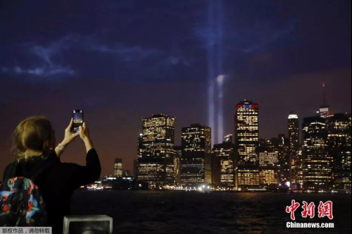 美国纽约的“纪念之光”照亮了曼哈顿天空。(资料图) 美国纽约的“纪念之光”照亮了曼哈顿天空。(资料图)