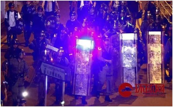 8月21日，中国香港。暴徒向聚集在元朗西铁站外的机动部队警员照射激光笔挑衅。（崔萌/摄）