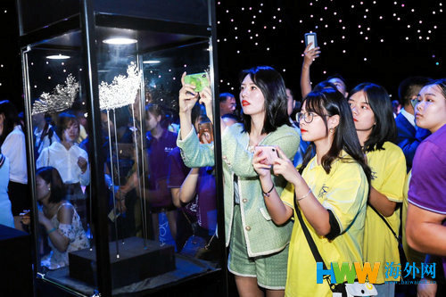 5 获奖珠宝设计作品展示区观众云集。.jpg