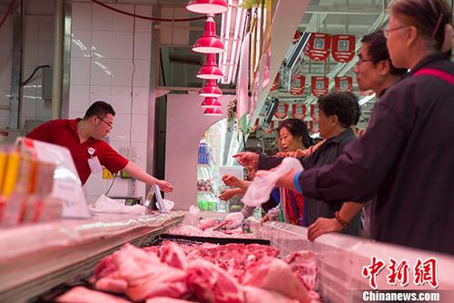 资料图：消费者选购猪肉。<a target='_blank' href='http://www.chinanews.com/'>中新社</a>记者 张云 摄