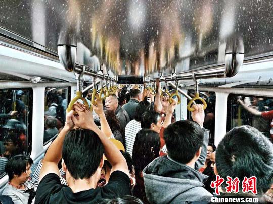 悉尼儿童在摄影展赛8-11东年龄段获奖作品《悉尼西北线的单独闪地铁车厢》。悉尼市政府提供