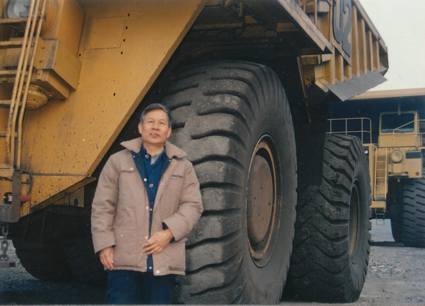 苏成益)1991年2月在安太堡154吨自卸卡车前.JPG