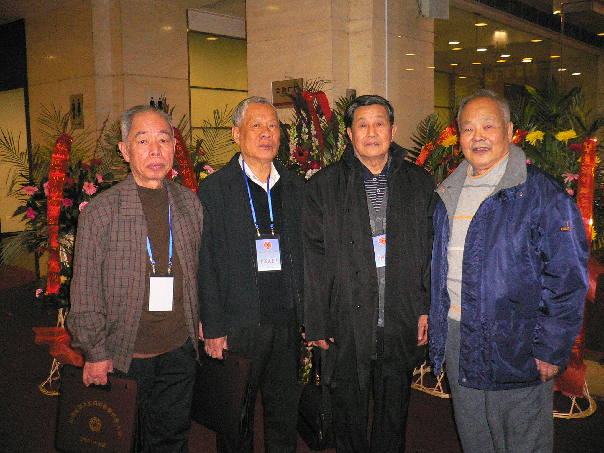 苏成益（左二）与侨界老同志.JPG