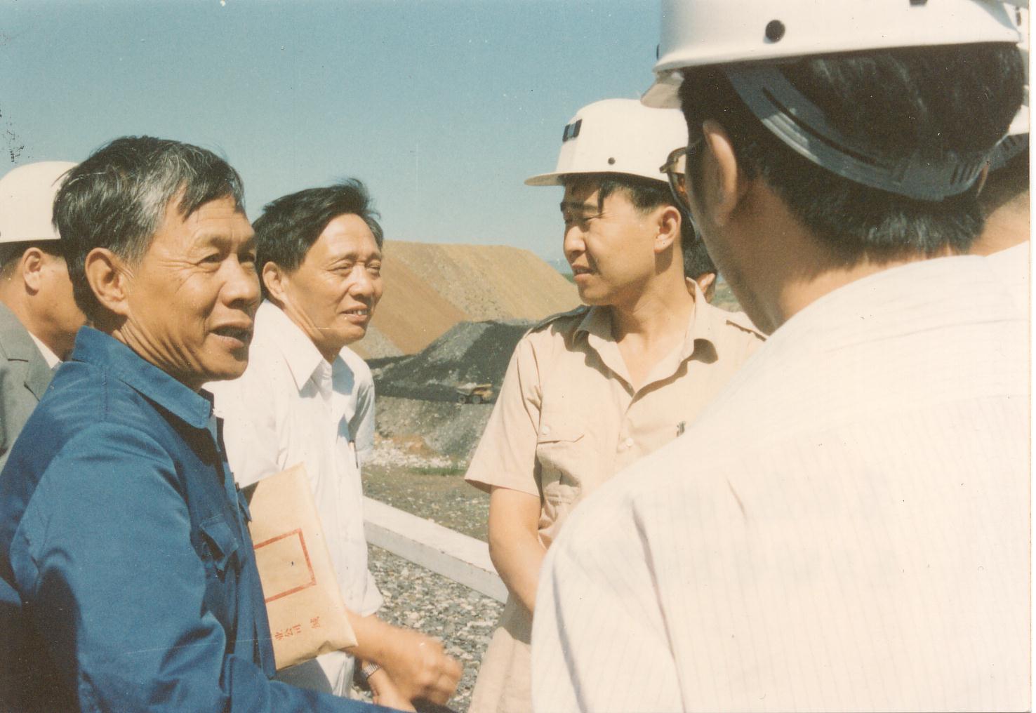 苏成益（左）在平朔安太堡露天煤矿建设期间的施工现场.JPG