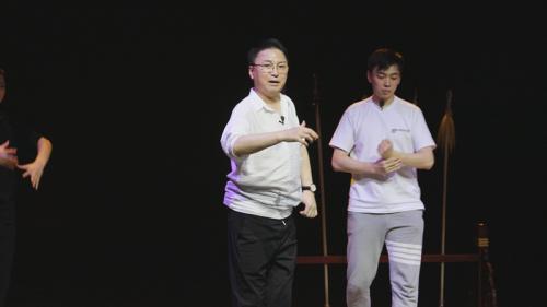 谭孝曾给儿子谭正岩说戏 点击进入下一页