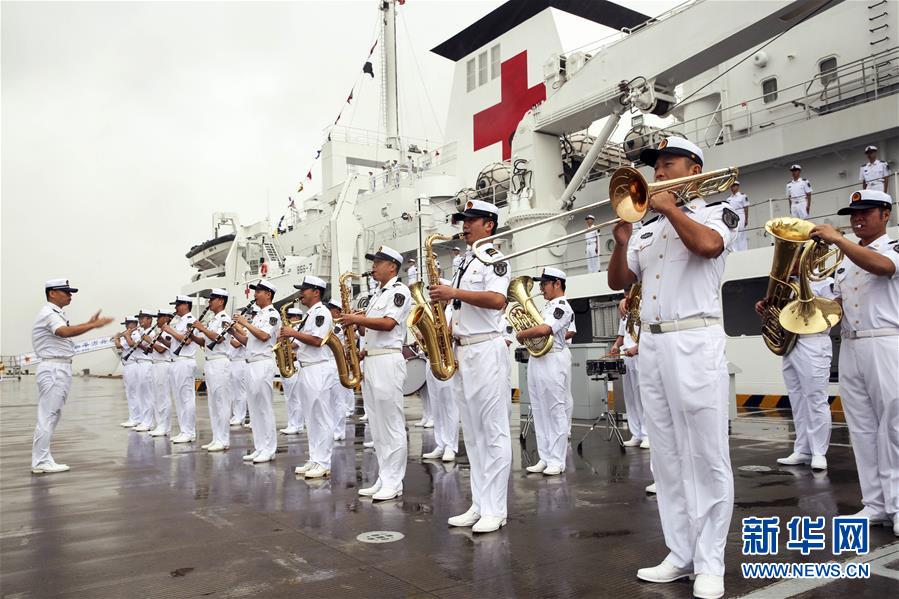 （体育）（5）第七届世界军人运动会火炬传递活动在海军“和平方舟”站举行