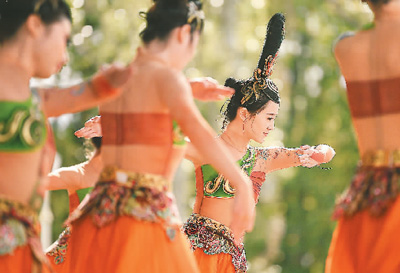 中俄树立新型大国关系典范