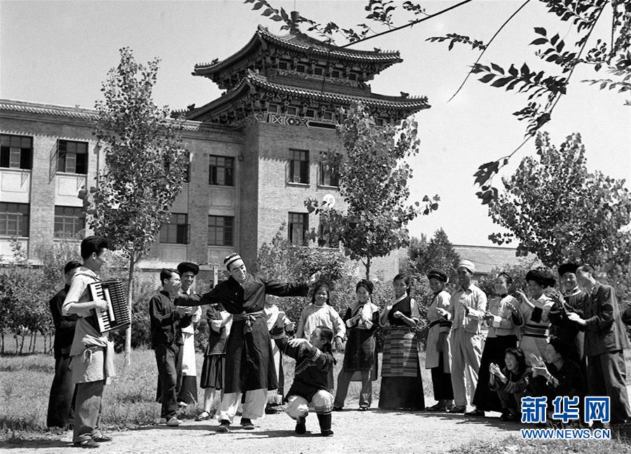 在北京中央民族学院（现为中央民族大学）学习的少数民族学生在校园内欢舞（资料照片）。新华社记者 傅军 摄