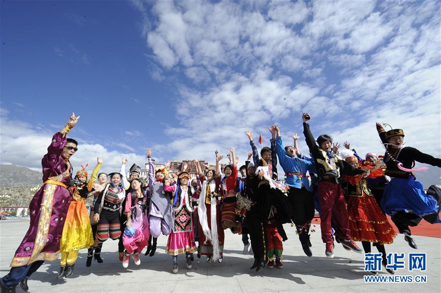 参加“民族情 雪域行”活动的民族团结形象代表在西藏拉萨布达拉宫广场合影（2012年9月27日摄）。新华社记者 觉果 摄