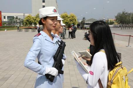 张晓菲,曾任国庆60周年阅兵式女民兵方队领队(海外网 谢明摄)