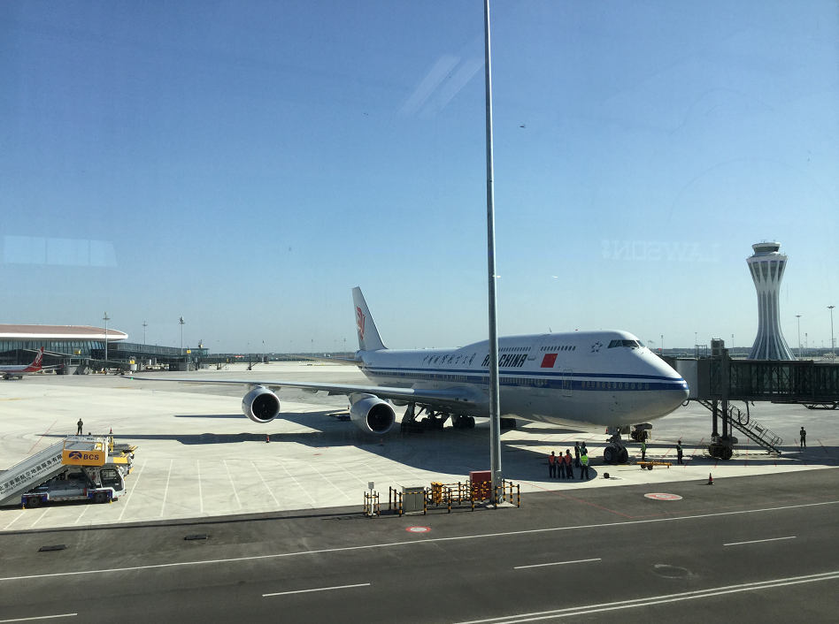 国际航空公司的波音747-8,中国联合航空公司的波音737-800,北京首都