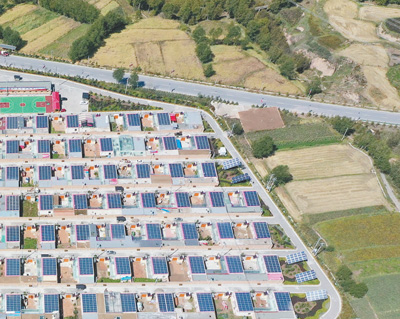 搬下山天地宽 真脱贫笑开颜