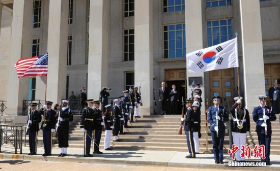 当地时间4月1日，美国国防部代理部长沙纳汉与韩国国防部长官郑景斗在五角大楼举行会晤。