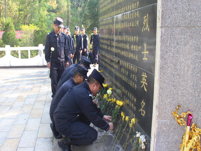 澜沧边境管理大队移民管理警察来到烈士陵园向革命先烈敬献鲜花.jpg