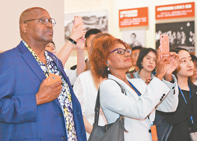 “祝愿中国继续向前”