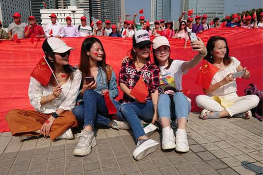 今天，万余名香港市民争当护旗手