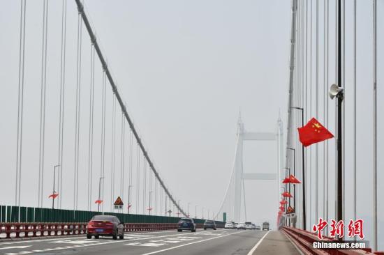 9月30日，广东虎门大桥上悬挂五星红旗，迎接国庆。据广东省交通集团消息，该集团在所辖约7000公里高速公路悬挂五星红旗超过12万面，另张贴海报、横幅等近10000张(条)。<a target='_blank' href='http://www.chinanews.com/'>中新社</a>发 岳路建 摄