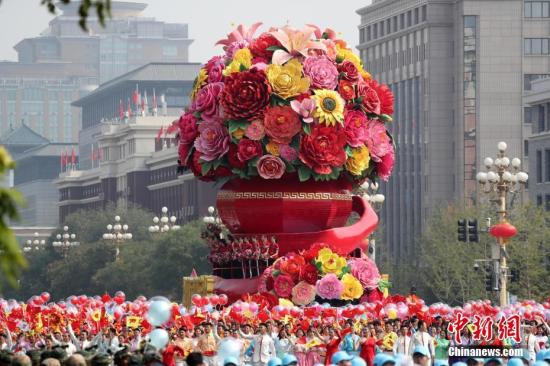 10月1日上午，庆祝中华人民共和国成立70周年大会在北京天安门广场隆重举行。图为群众游行中的祖国万岁方阵。<a target='_blank' href='http://www.chinanews.com/'>中新社</a>记者 韩海丹 摄
