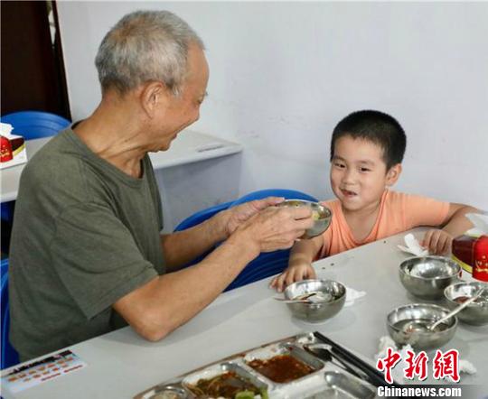 用餐的游客 王翀 摄